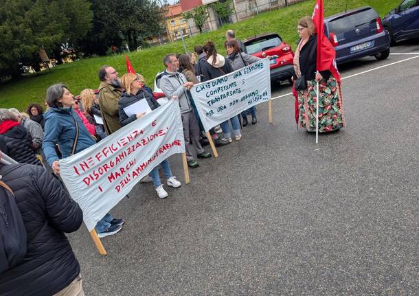 Presidio dei lavoratori dell’Agenzia Formativa davanti a Villa Recalcati a Varese