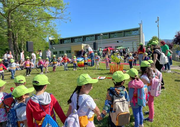 Studenti e istituzioni festeggiano l'arrivo del kaki della pace a Travedona Monate