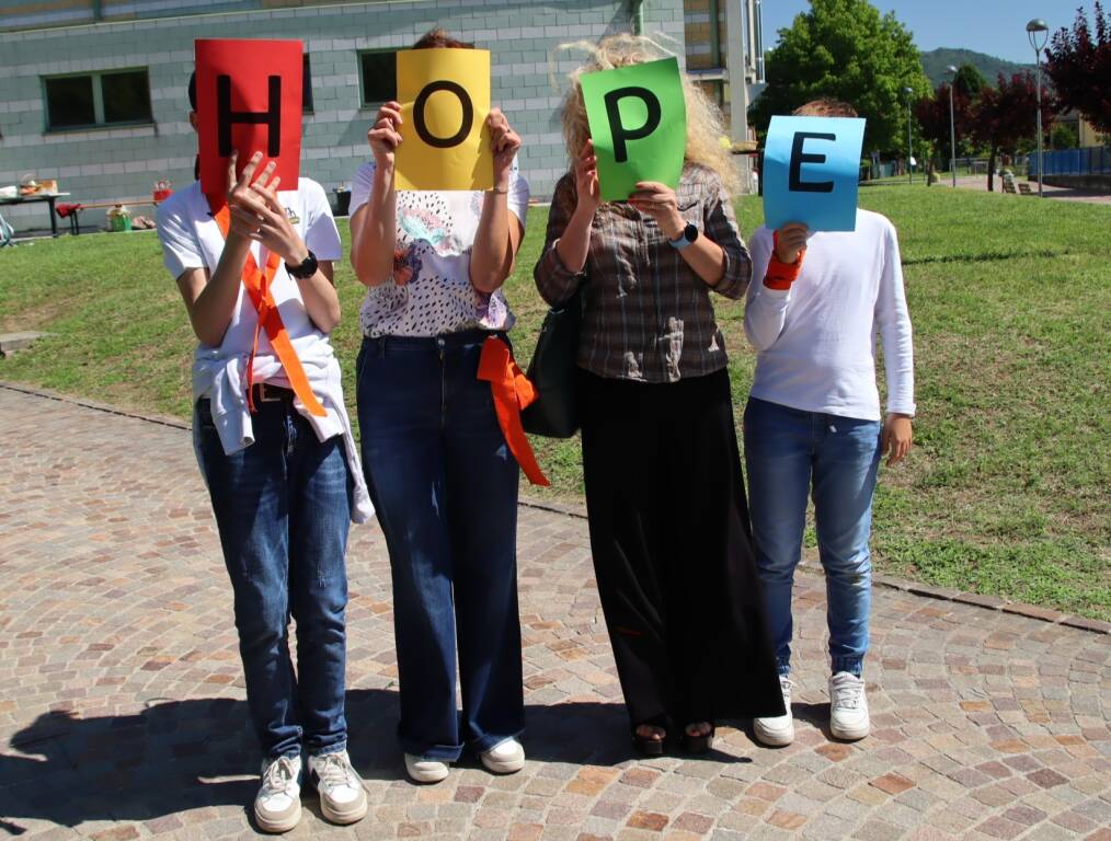 Studenti e istituzioni festeggiano l'arrivo del kaki della pace a Travedona Monate