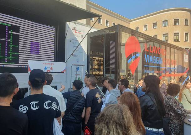 Il Truck dei Consulenti del lavoro in piazza accoglie gli studenti