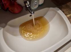 acqua gialla rubinetti