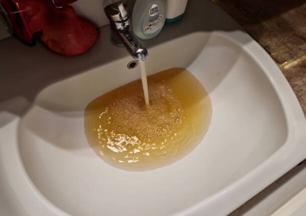 acqua gialla rubinetti