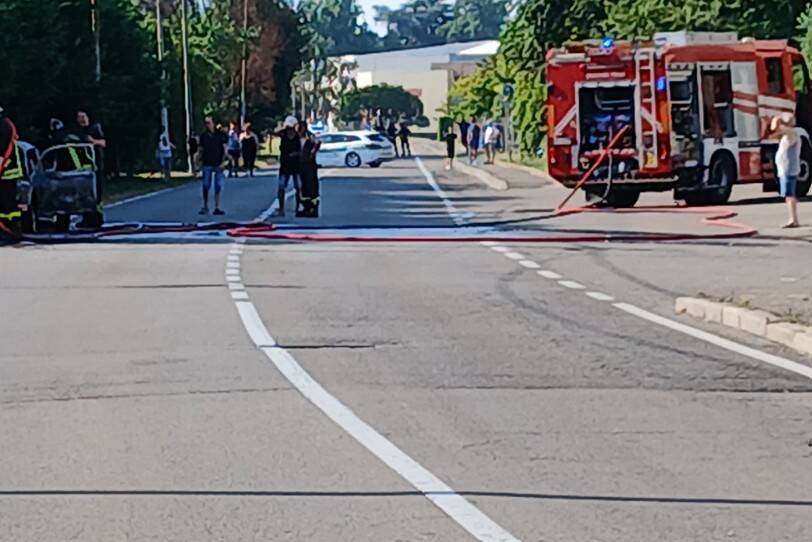 Auto in fiamme a Parabiago