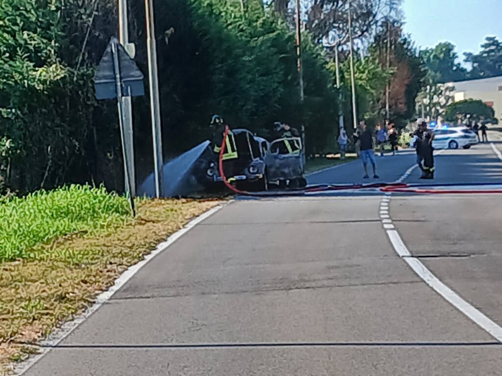 Auto in fiamme a Parabiago