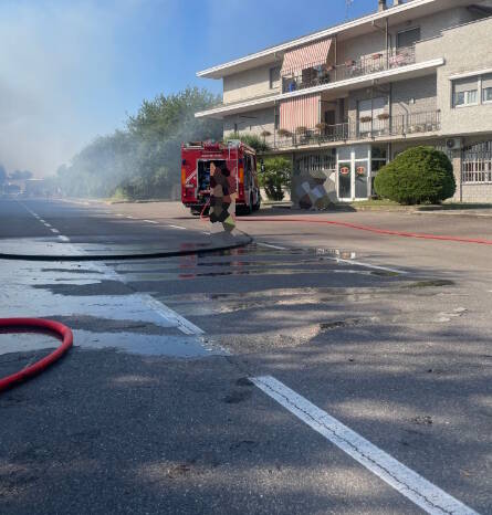 Auto in fiamme a Parabiago