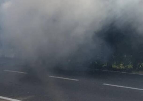 Auto in fiamme a Parabiago