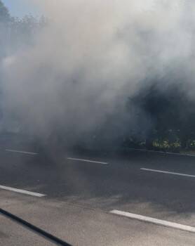 Auto in fiamme a Parabiago