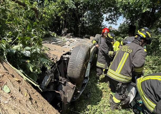 Auto ribaltata a parabiago
