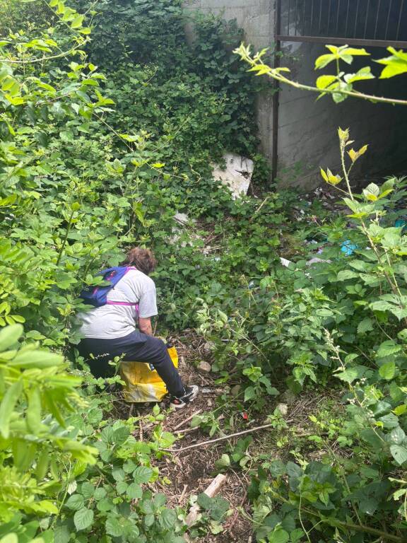 Braccia rubate alla spazzatura: i volontari di Castronno ripuliscono i boschi dal degrado