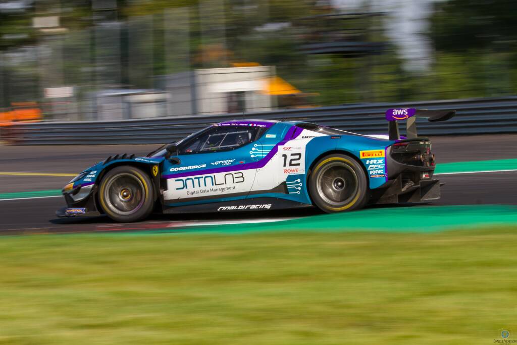 I bolidi del GT World Challenge sulla pista di Monza