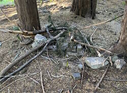 Sampietrini staccati e palloncini abbandonati al Parco Mantegazza
