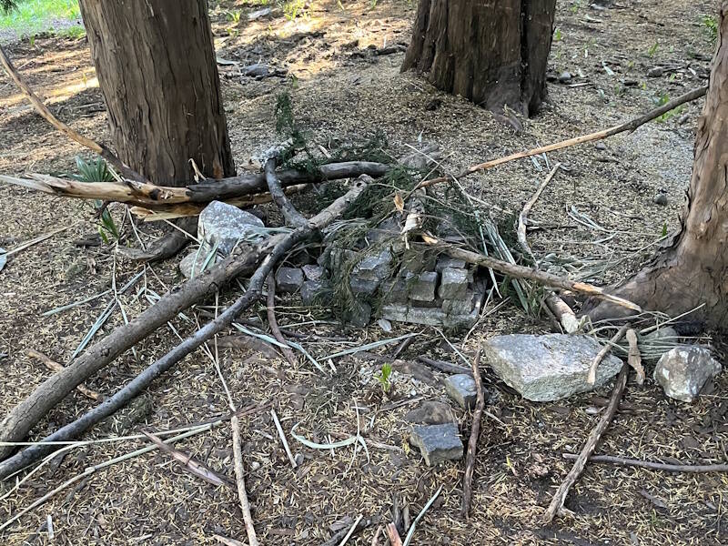 Sampietrini staccati e palloncini abbandonati al Parco Mantegazza