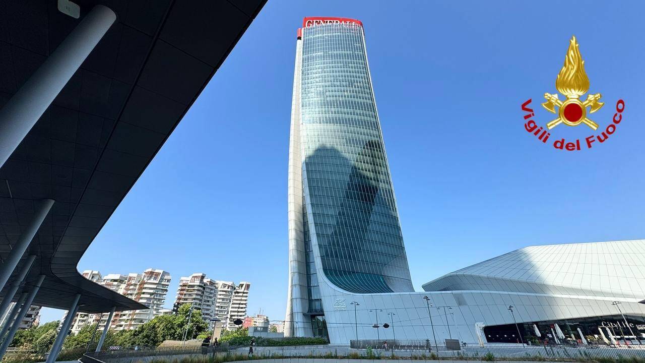 L\'insegna crollata a City Life, intervengono i vigili del fuoco