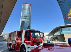 L\'insegna crollata a City Life, intervengono i vigili del fuoco