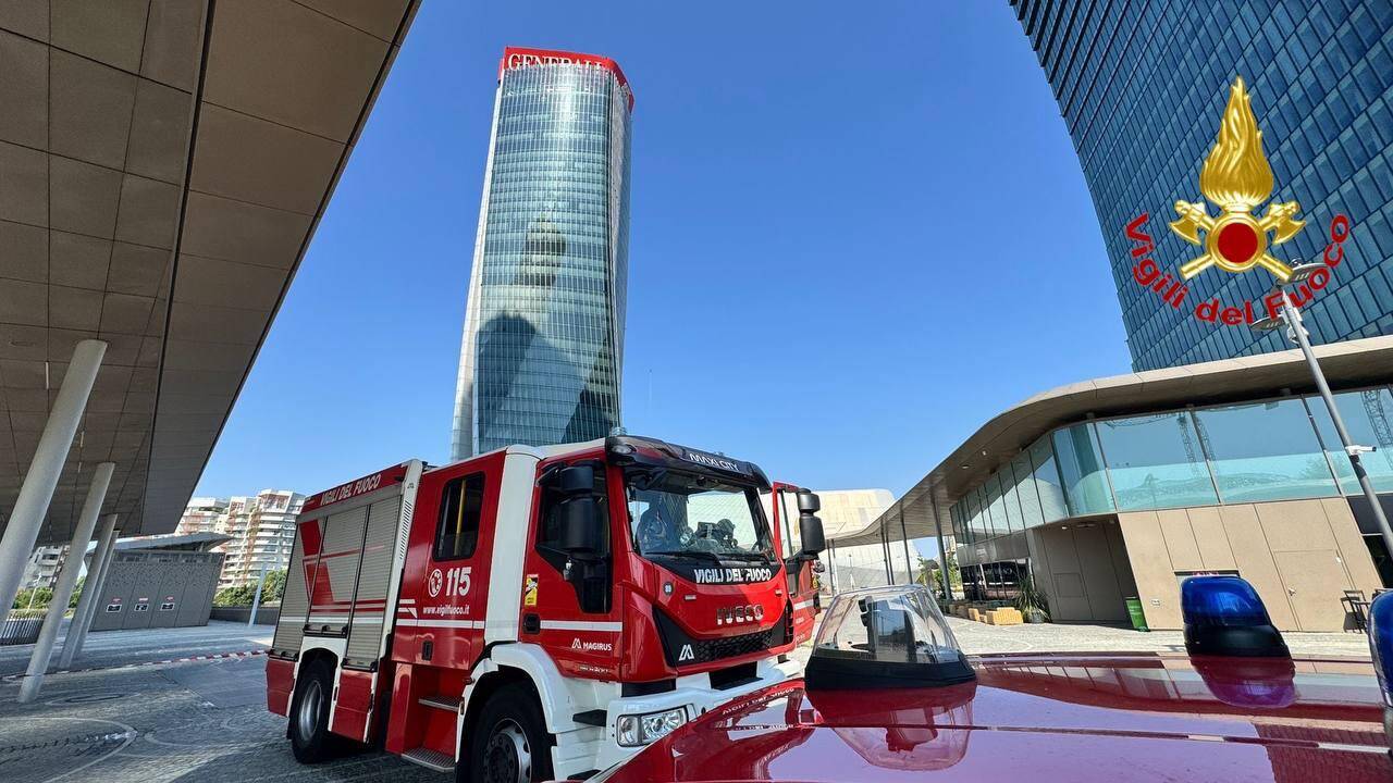 L\'insegna crollata a City Life, intervengono i vigili del fuoco