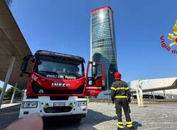 L\'insegna crollata a City Life, intervengono i vigili del fuoco