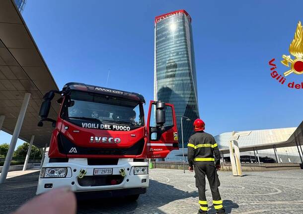 L\'insegna crollata a City Life, intervengono i vigili del fuoco