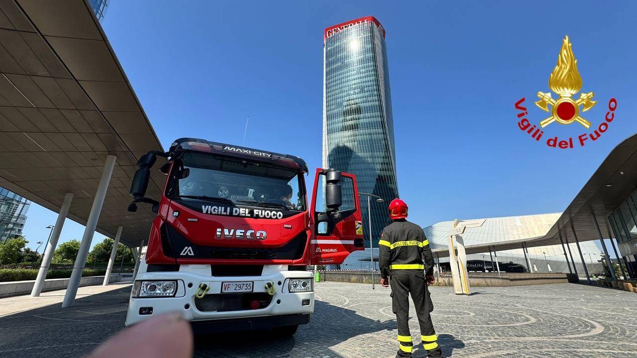 L\'insegna crollata a City Life, intervengono i vigili del fuoco