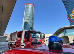 L\'insegna crollata a City Life, intervengono i vigili del fuoco