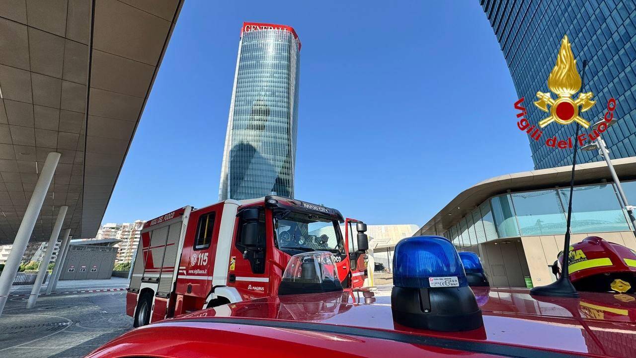 L\'insegna crollata a City Life, intervengono i vigili del fuoco