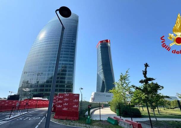 L’insegna crollata a City Life, intervengono i vigili del fuoco