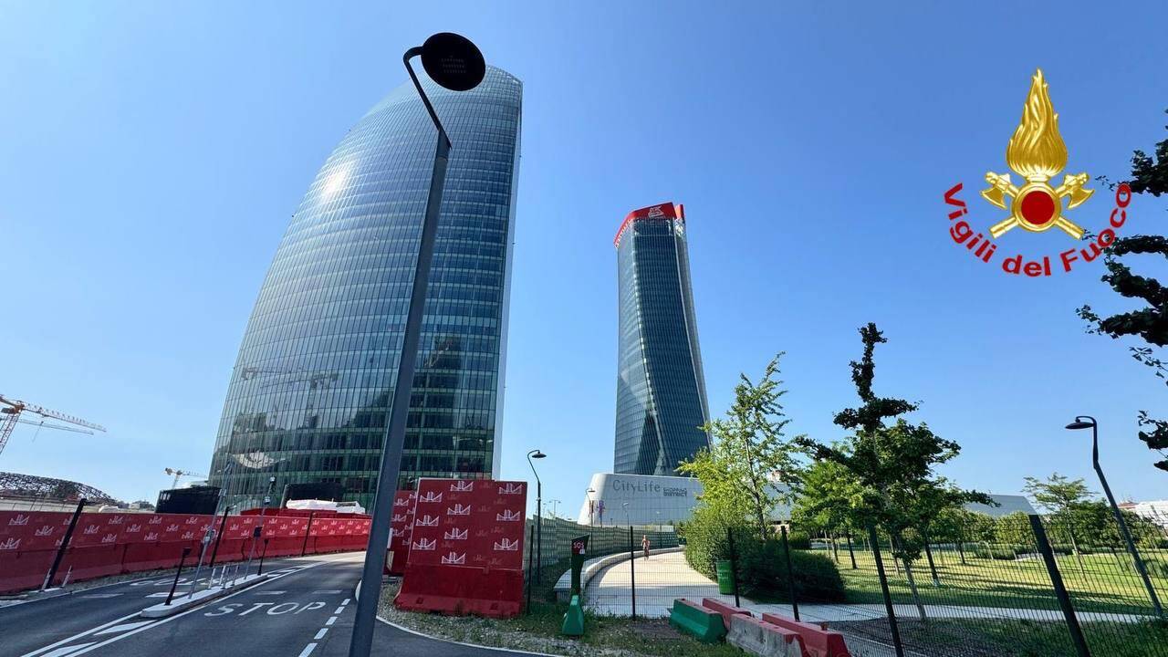L\'insegna crollata a City Life, intervengono i vigili del fuoco
