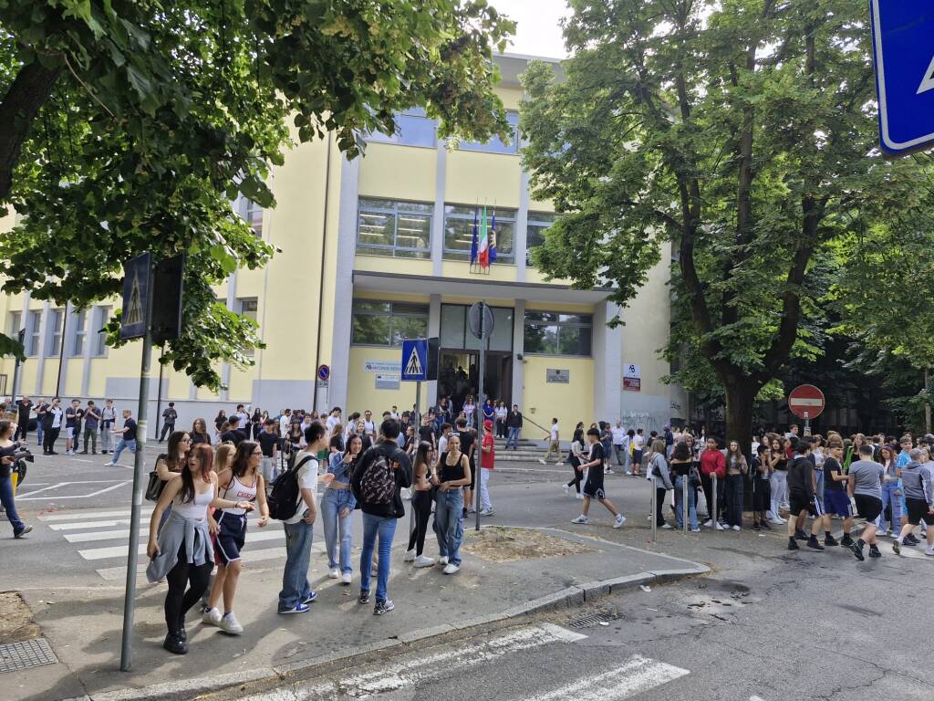 Fine scuola a Legnano 2025: studenti in festa  