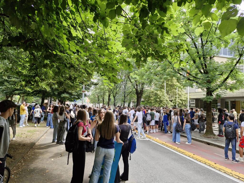 Fine scuola a Legnano 2025: studenti in festa  