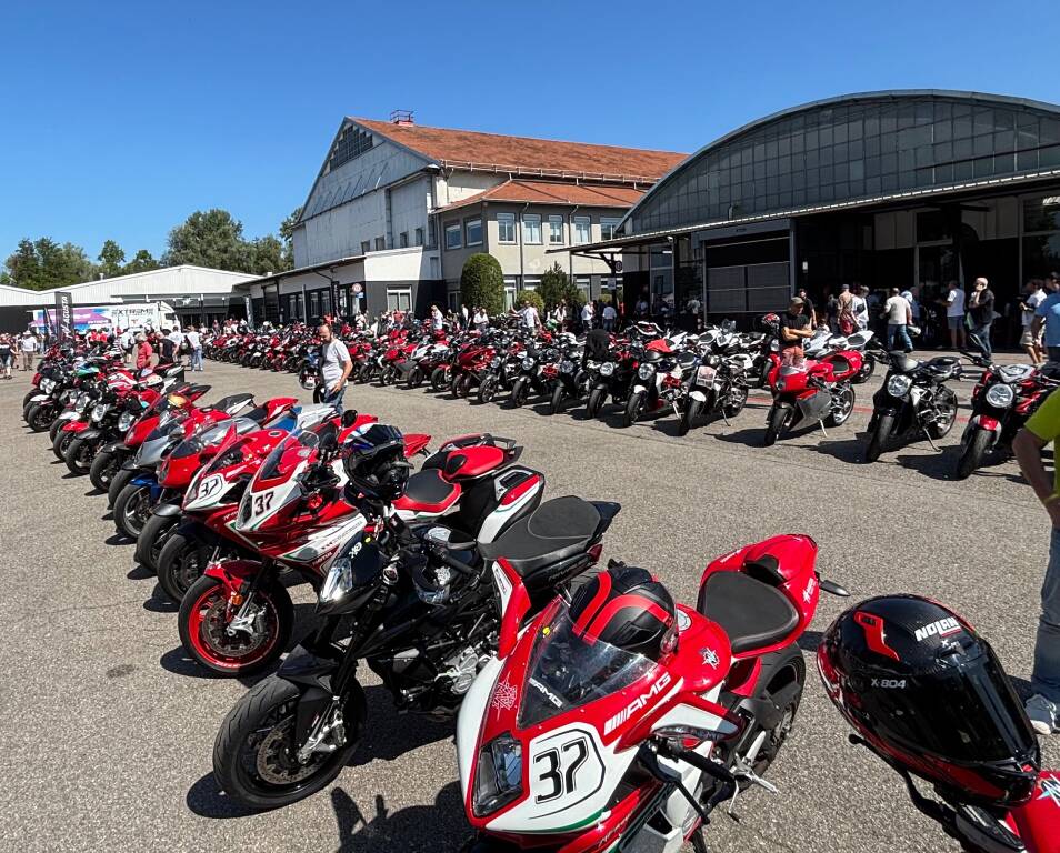 Folla alla Schiranna per gli 80 anni di MV Agusta