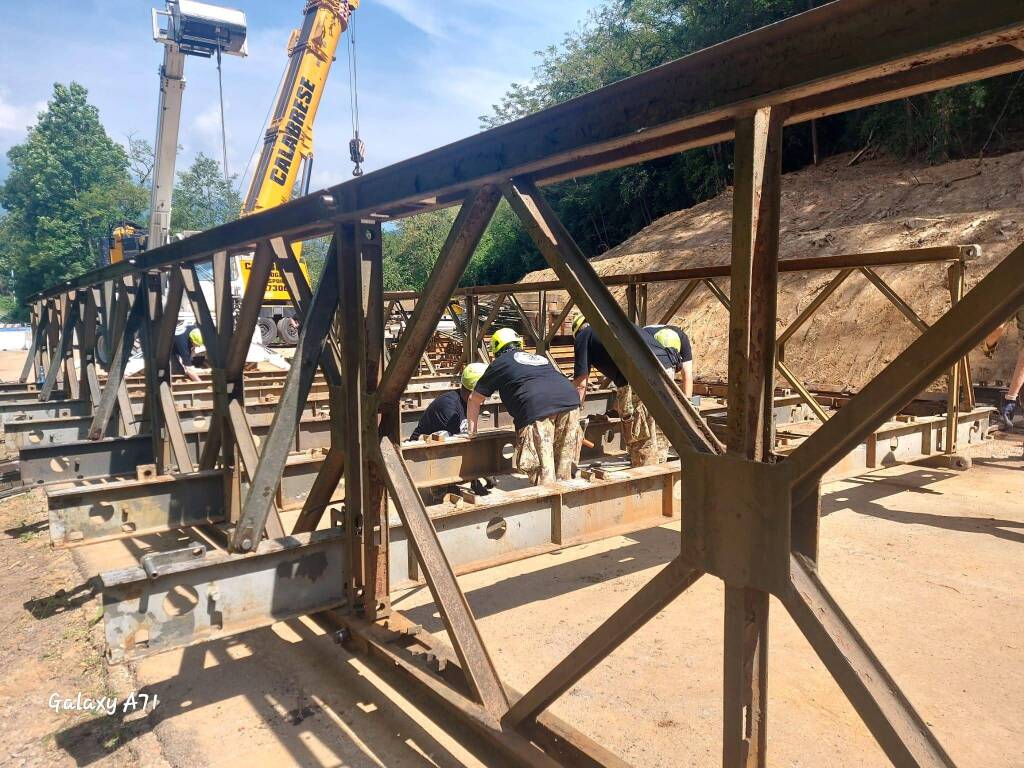 I genieri Lombardia posano un ponte nel Biellese