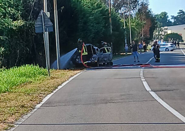 Incendio a Parabigo: in fiamme un'auto