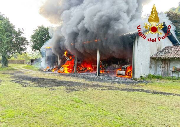 incendio fienile luino
