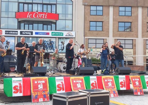 La festa di fine campagna referendaria di Cgil Varese