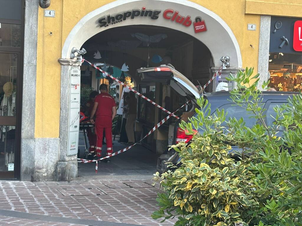 omicidio negozio via milano