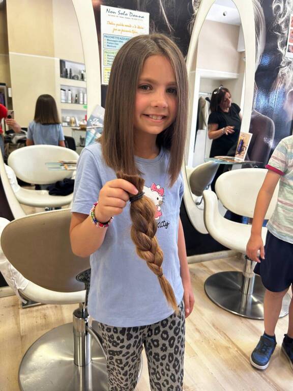 Per il suo ottavo compleanno Marta ha donato i suoi capelli per le persone malate di cancro