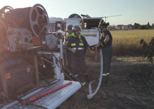 Principio di incendio nella zona boschiva tra Cerro Maggiore e San Vittore Olona