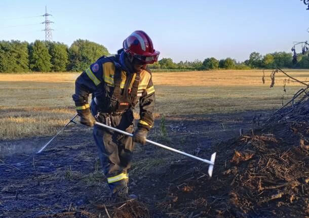 Principio di incendio nella zona boschiva tra Cerro Maggiore e San Vittore Olona