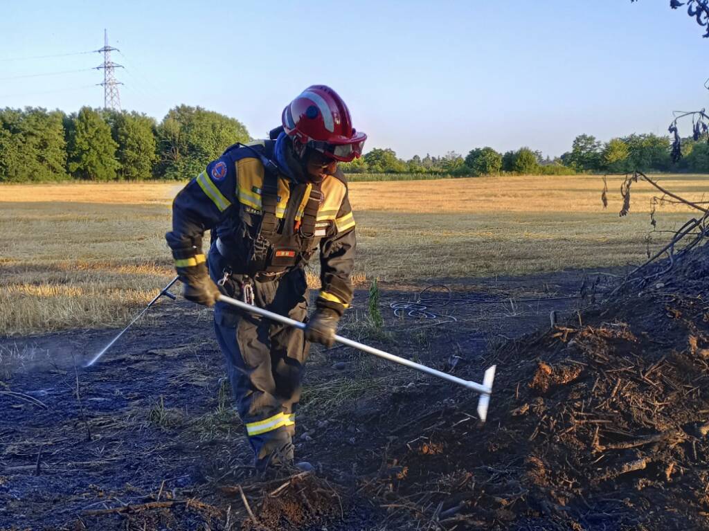 Principio di incendio nella zona boschiva tra Cerro Maggiore e San Vittore Olona