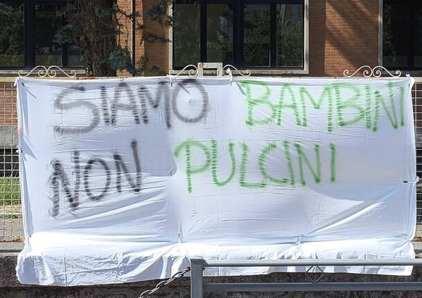 La protesta alla primaria Macchi di Somma Lombardo
