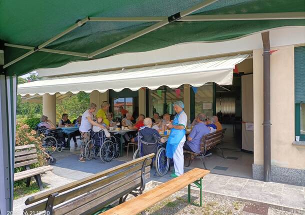 Una giornata di festa alla RSA di Morosolo grazie alla Soms di Casciago: l’estate inizia con allegria e solidarietà
