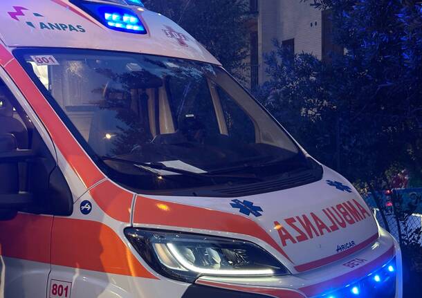 ambulanza generica notte sos malnate