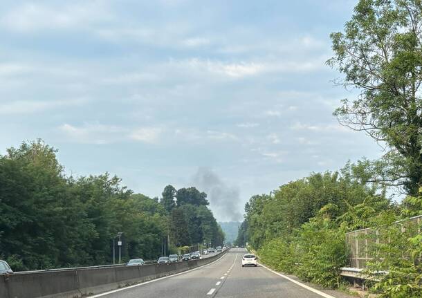 Auto in fiamme a Buguggiate