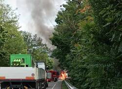 Auto in fiamme a Buguggiate