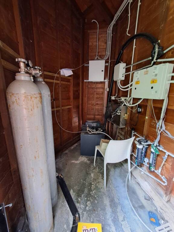 Buguggiate, degrado casetta dell'acqua