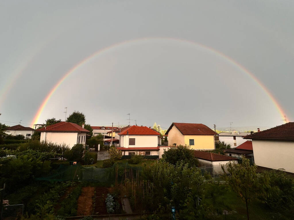 Arcobaleni, lampi e doppi arcobaleni: le foto dei lettori