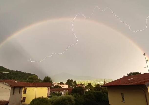 Arcobaleni, lampi e doppi arcobaleni: le foto dei lettori