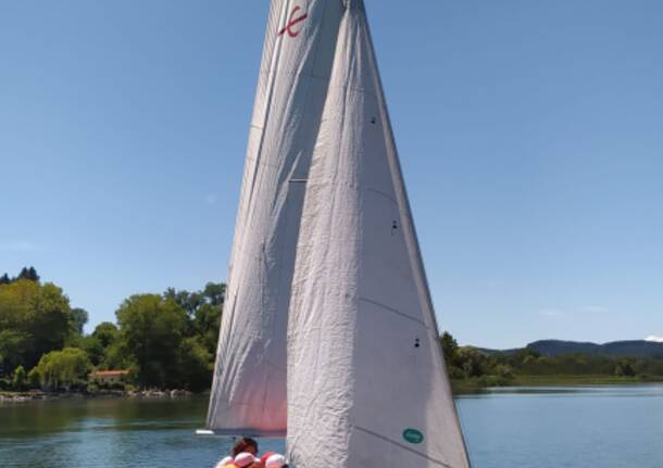 VelAsilo: L.N.I. sez. di Varese con i piccoli marinai dell’asilo Ugo Bassi di Inarzo,, alla scoperta della vela sul lago di Varese
