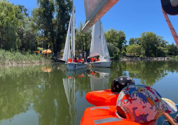 VelAsilo: L.N.I. sez. di Varese con i piccoli marinai dell’asilo Ugo Bassi di Inarzo,, alla scoperta della vela sul lago di Varese