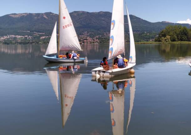 VelAsilo: L.N.I. sez. di Varese con i piccoli marinai dell’asilo Ugo Bassi di Inarzo,, alla scoperta della vela sul lago di Varese