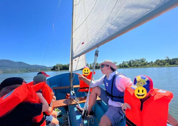 VelAsilo: L.N.I. sez. di Varese con i piccoli marinai dell’asilo Ugo Bassi di Inarzo,, alla scoperta della vela sul lago di Varese